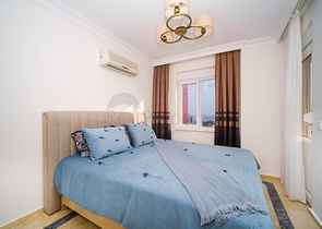 Schicke Wohnung mit Blick auf das Meer und die Festung im Stadtteil Tosmur          