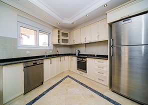 Schicke Wohnung mit Blick auf das Meer und die Festung im Stadtteil Tosmur          