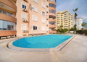 Schicke Wohnung mit Blick auf das Meer und die Festung im Stadtteil Tosmur          