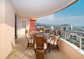 Schicke Wohnung mit Blick auf das Meer und die Festung im Stadtteil Tosmur          