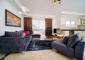 Schicke Wohnung mit Blick auf das Meer und die Festung im Stadtteil Tosmur          