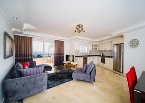 Schicke Wohnung mit Blick auf das Meer und die Festung im Stadtteil Tosmur          