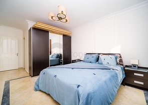 Schicke Wohnung mit Blick auf das Meer und die Festung im Stadtteil Tosmur          