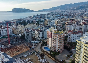 Schicke Wohnung mit Blick auf das Meer und die Festung im Stadtteil Tosmur          