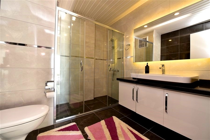 Schicke möblierte Villa mit 5+1 Grundriss im Zentrum von Alanya