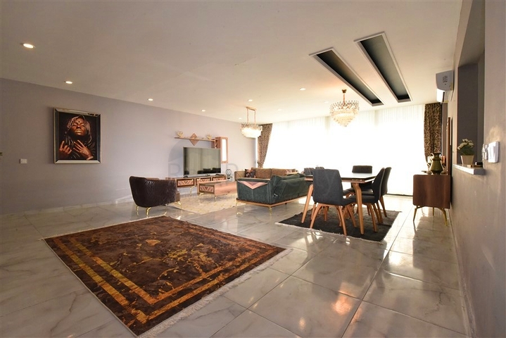 Schicke möblierte Villa mit 5+1 Grundriss im Zentrum von Alanya