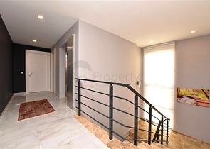 Schicke möblierte Villa mit 5+1 Grundriss im Zentrum von Alanya