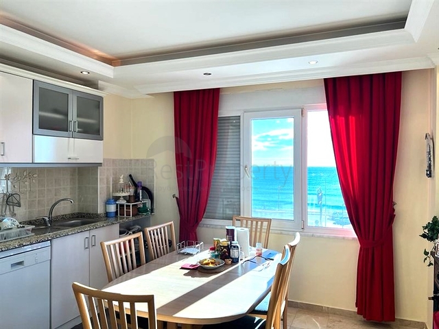 Große Wohnung in der ersten Zeile