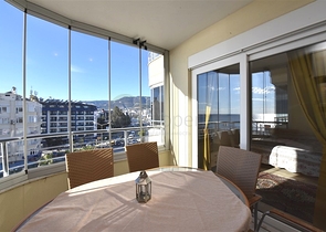 Große Wohnung in der ersten Zeile