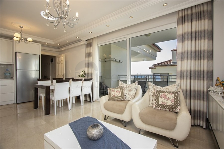 Penthouse 3+1 im Stadtteil Konakli in Gehweite zum Meer