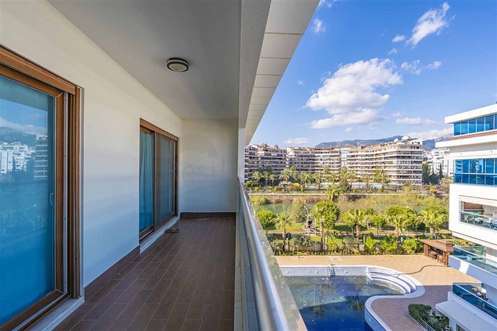 Geräumiges Penthouse vom Eigentümer mit 2+1 Grundriss im Stadtteil Kestel