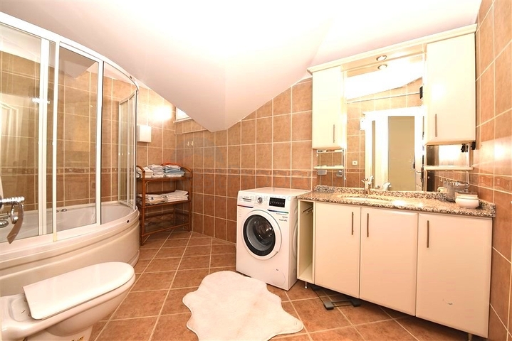 Möbliertes Penthouse mit drei Schlafzimmern im Stadtteil Oba