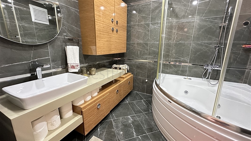 Geräumige Wohnung mit Designer-Renovierung