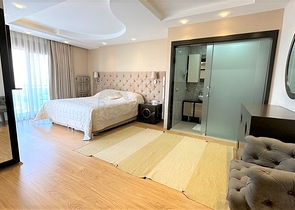 Geräumige Wohnung mit Designer-Renovierung