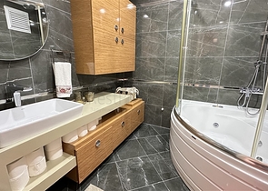 Geräumige Wohnung mit Designer-Renovierung