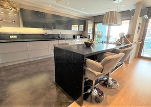 Geräumige Wohnung mit Designer-Renovierung