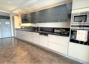 Geräumige Wohnung mit Designer-Renovierung