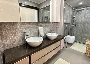 Geräumige Wohnung mit Designer-Renovierung