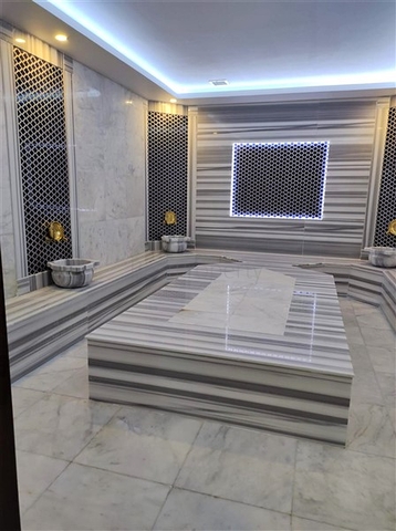 Penthouse 2+1 mit Möbeln in einem modernen Komplex in beiden