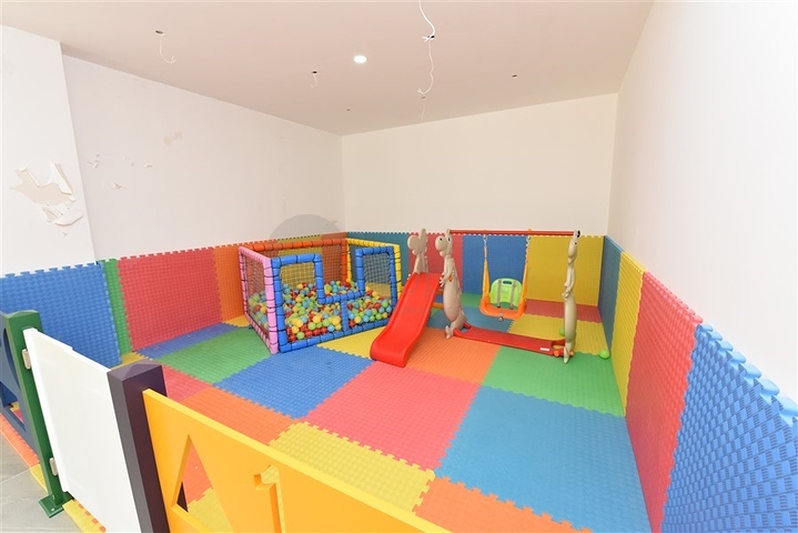 Penthouse 2+1 mit Möbeln in einem modernen Komplex in beiden