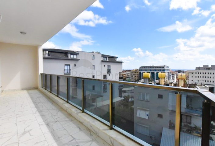 Geräumiges Penthouse mit Meerblick im Zentrum von Alanya