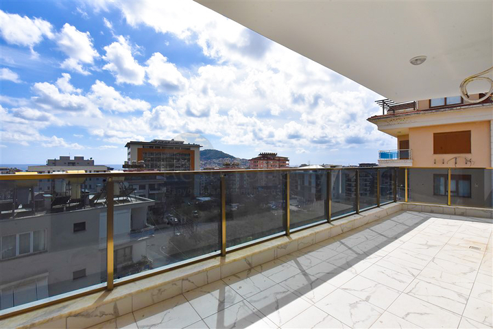 Geräumiges Penthouse mit Meerblick im Zentrum von Alanya