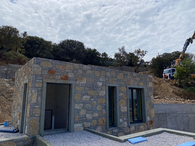 Kammenartige Villen mit Blick auf das Meer und das historische 