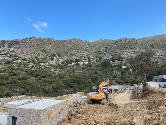 Kammenartige Villen mit Blick auf das Meer und das historische 
