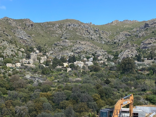 Kammenartige Villen mit Blick auf das Meer und das historische 
