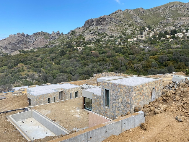 Kammenartige Villen mit Blick auf das Meer und das historische 