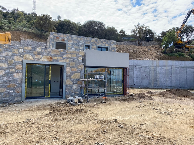 Kammenartige Villen mit Blick auf das Meer und das historische 