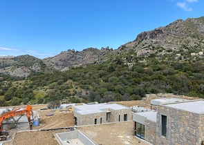 Kammenartige Villen mit Blick auf das Meer und das historische 