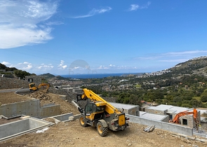 Kammenartige Villen mit Blick auf das Meer und das historische 