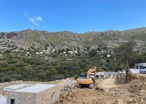 Kammenartige Villen mit Blick auf das Meer und das historische 