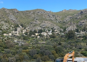 Kammenartige Villen mit Blick auf das Meer und das historische 