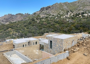 Kammenartige Villen mit Blick auf das Meer und das historische 