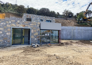 Kammenartige Villen mit Blick auf das Meer und das historische 