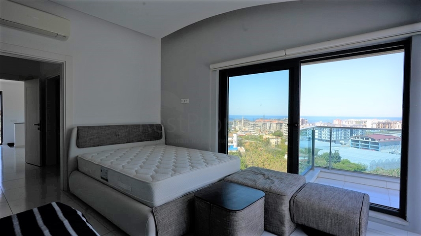 3+1 Penthouse mit eigenem Pool auf dem Dach im Stadtteil Kargicak