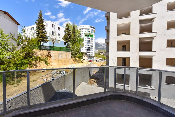 1+1 Wohnung in einem neuen Komplex ohne Infrastruktur im Stadtteil Mahmutlar