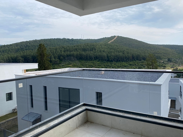 Einzigartige Residenz vom Eigentümer mit Meerblick, umgeben von Wald