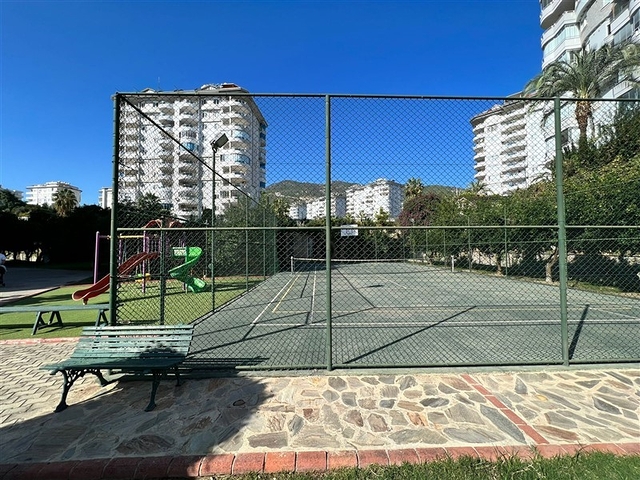Geräumige Wohnung mit Meer- und Bergblick in der Gegend von Dschikkilli