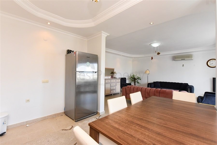 Geräumige Wohnung mit Meer- und Bergblick in der Gegend von Dschikkilli