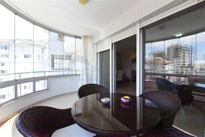 Geräumige Wohnung mit Meer- und Bergblick in der Gegend von Dschikkilli