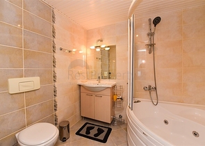 Geräumige Wohnung mit Meer- und Bergblick in der Gegend von Dschikkilli