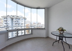 Geräumige Wohnung mit Meer- und Bergblick in der Gegend von Dschikkilli