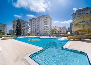 Geräumige Wohnung mit Meer- und Bergblick in der Gegend von Dschikkilli