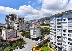 Geräumige Wohnung mit Meer- und Bergblick in der Gegend von Dschikkilli