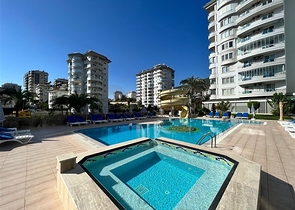 Geräumige Wohnung mit Meer- und Bergblick in der Gegend von Dschikkilli