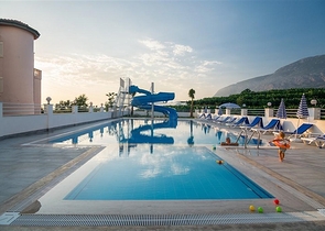 1+1 möblierte Wohnung mit Meer- und Bergblick im Stadtteil Mahmutlar