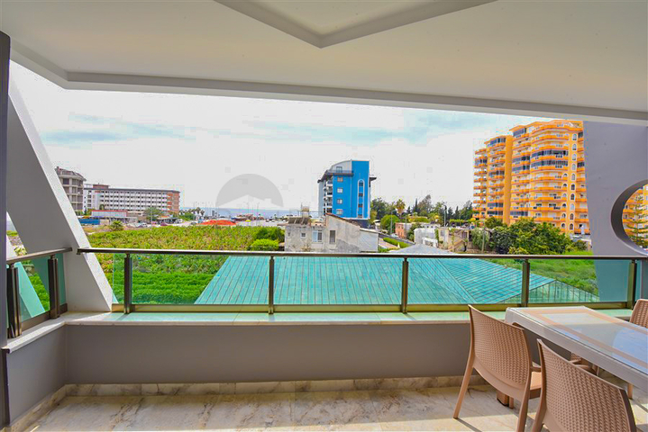 1+1 möblierte Wohnung in einem neuen Komplex im Stadtteil Kargicak